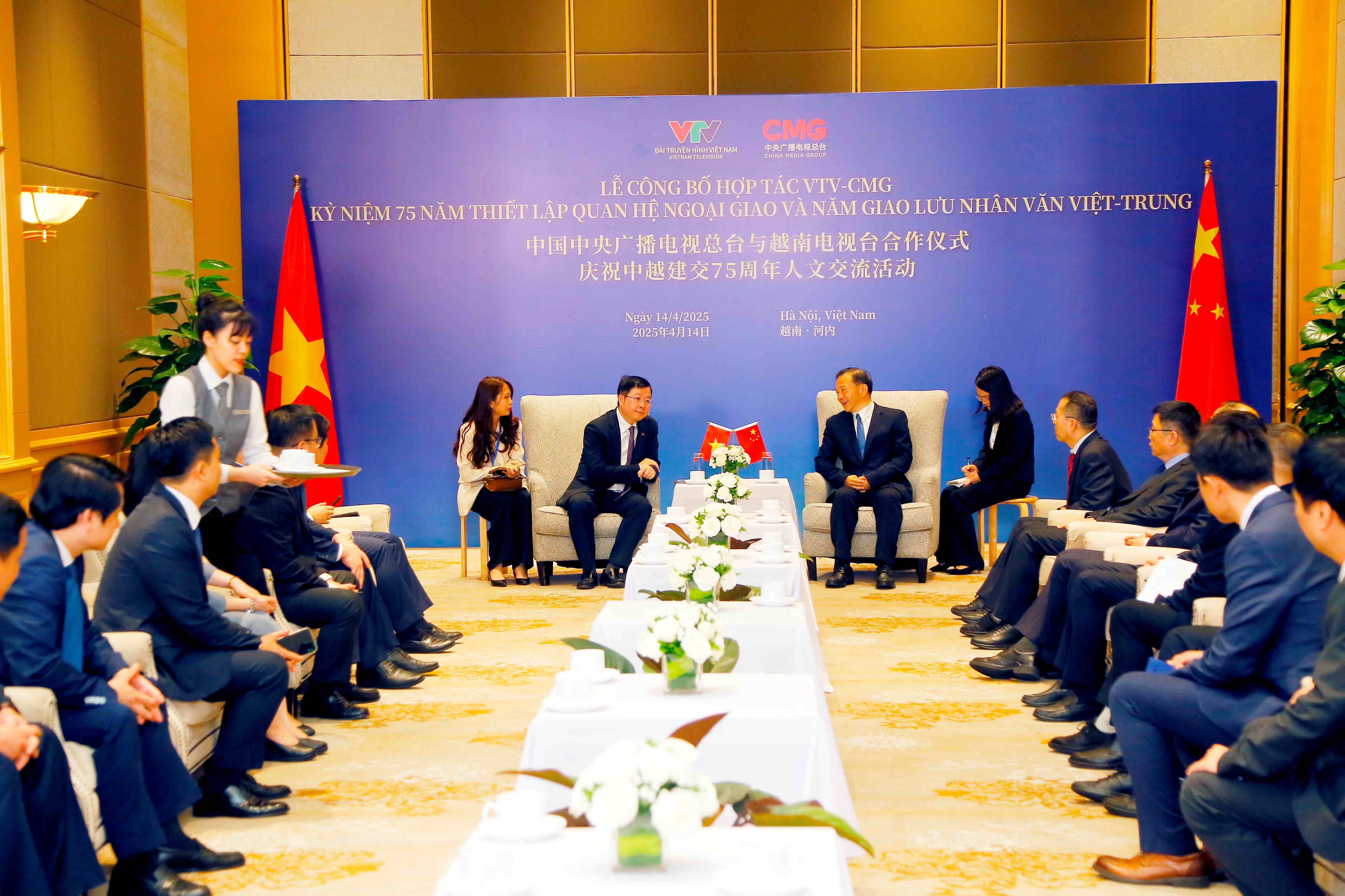 Lễ công bố Hợp tác truyền thông VTV – CMG có ông Nguyễn Thanh Lâm - Tổng Giám đốc Đài THVN và ông Thận Hải Hùng - Ủy viên Trung ương Đảng, Phó trưởng Ban Tuyên truyền Trung ương, Tổng Giám đốc kiêm Tổng Biên tập Đài Phát thanh - Truyền hình Trung ương Trung Quốc. Ảnh: Lê Tâm